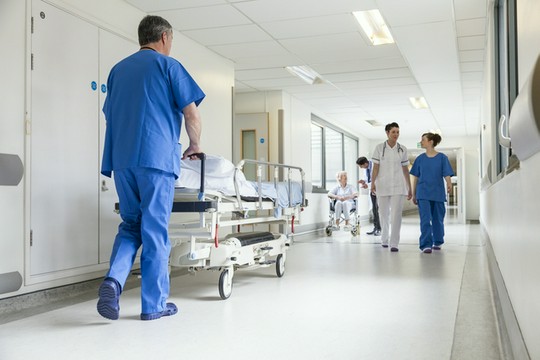 opiekun medyczny w szpitalu