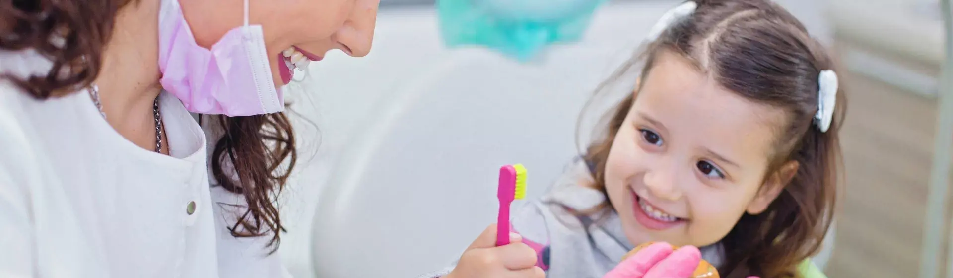 Higienistka stomatologiczna z dzieckiem